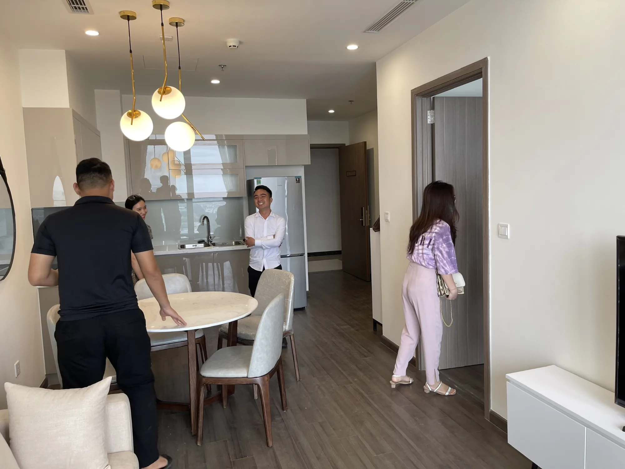越富好管家團隊在河內為屋主處理出租帶看的工作照