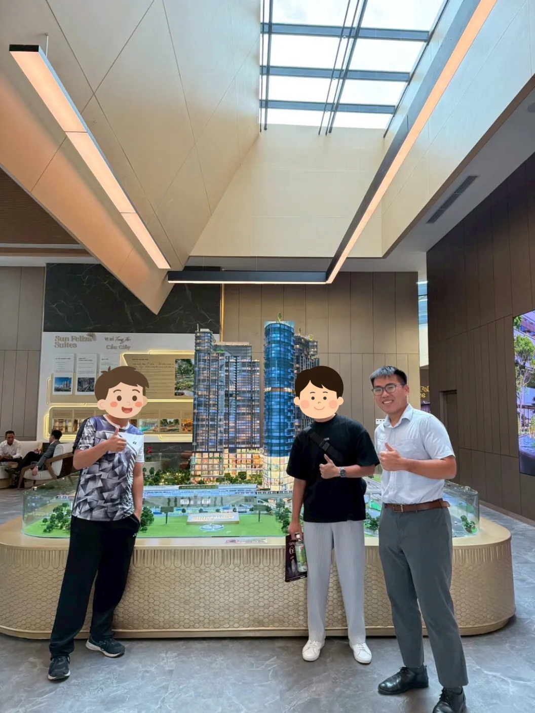 帶客戶實地考察建案的合照
